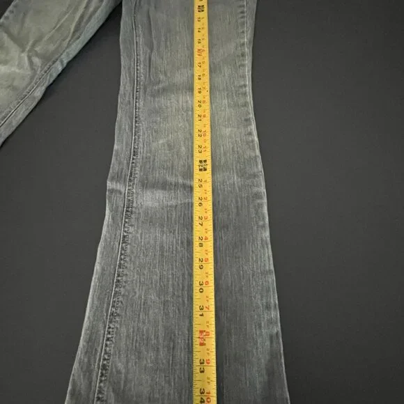 VINTAGE Tommy Hilfiger Women’s Cropped Flare jeans. Light wash denim. Size 8 - Picture 4 of 5